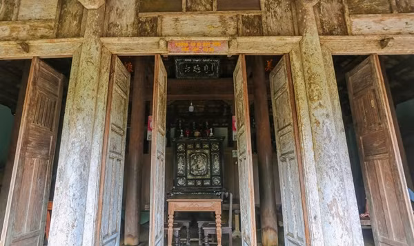 Mỗi căn nhà có 12 cánh cửa bằng gỗ mít. Ảnh: Vietnamnet