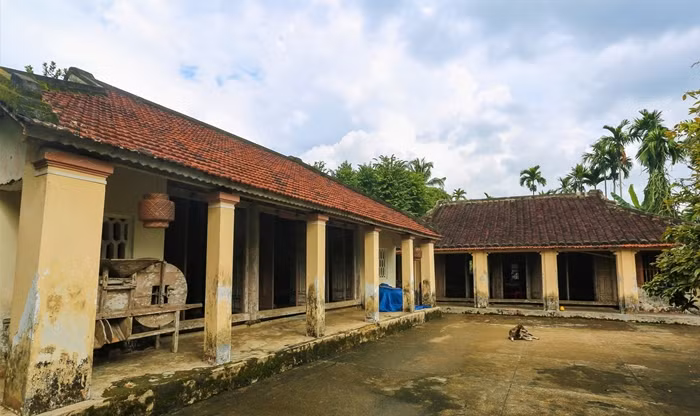 Khu nhà gồm 2 khối nhà trên và nhà dưới, được làm theo kiểu thức nhà rường 3 gian, 2 chái. Ảnh: Vietnamnet