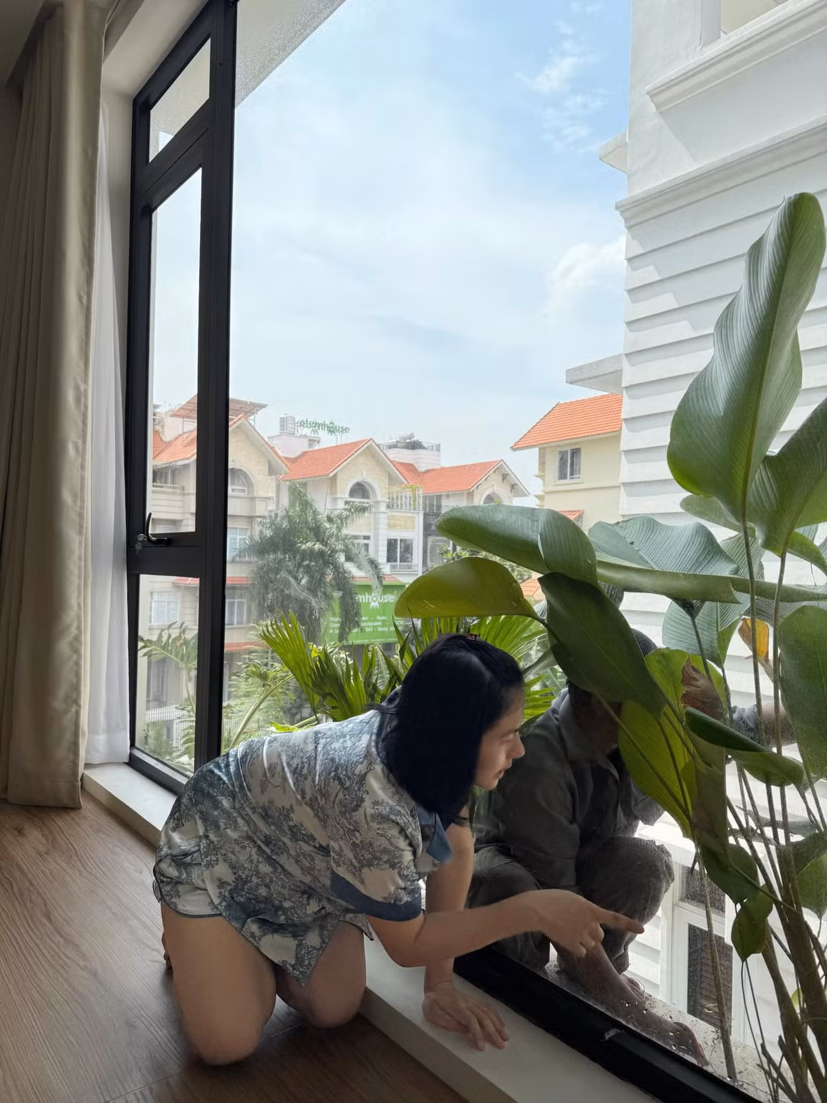 Vân Trang phải tìm hiểu từ cách chăm sóc cây đến xử lý mỗi khi cây bị bệnh. Ảnh: FB Vân Trang