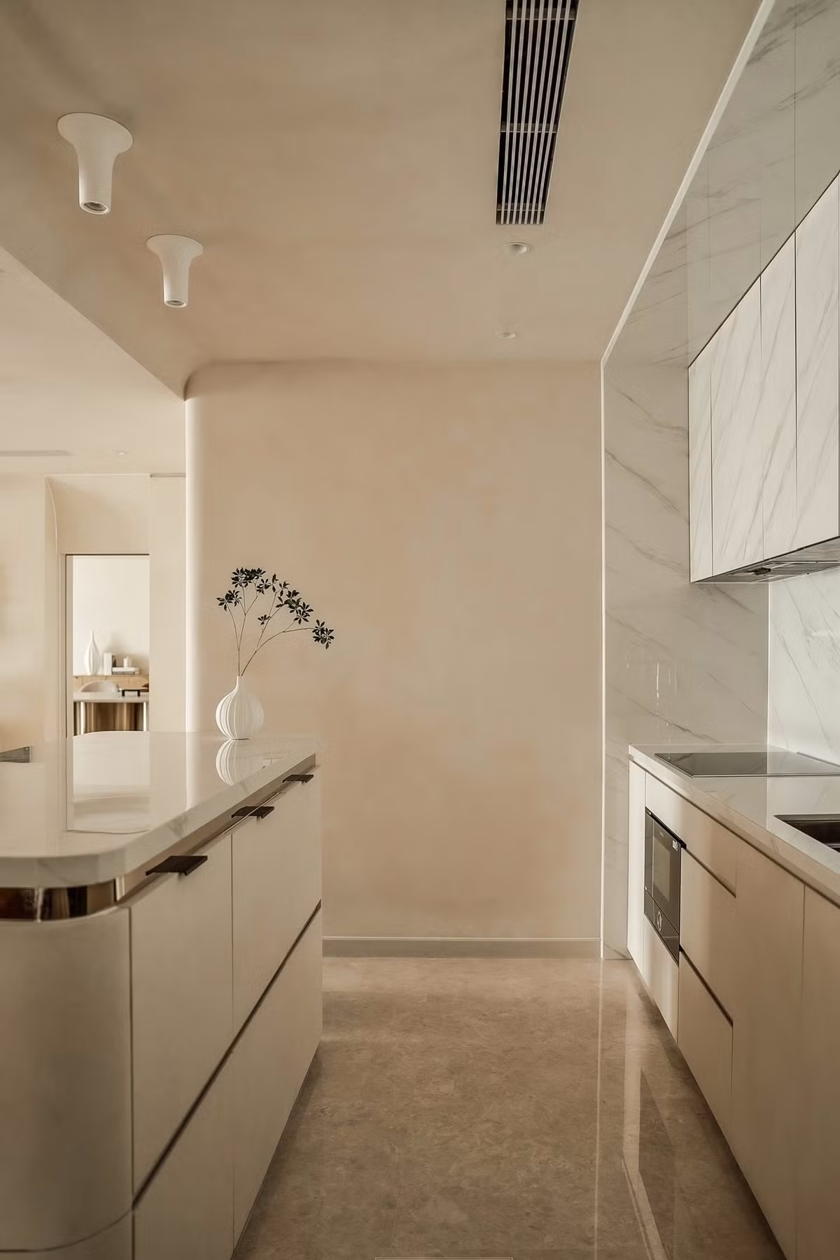 Đảo bếp dài chất liệu đá marble nhân tạo, sơn hiệu ứng bê tông. Ảnh: Ngoisao