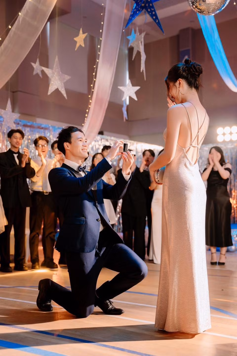 Cộng đồng mạng đang xôn xao trước hình ảnh tiền đạo Văn Toàn cầu hôn một cô gái lạ. Ảnh: Thethao247