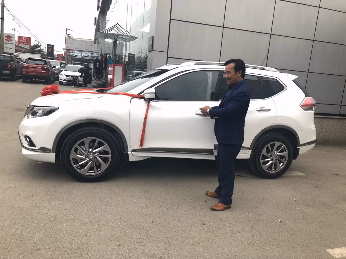 NSƯT Quang Tèo được cho là một trong những nghệ sĩ hài đầu tiên ở Nhà hát Kịch Quân đội mua ô tô. Tính đến nay, anh sở hữu khoảng 9 chiếc ô tô. Ảnh: Internet Ảnh: FBNV