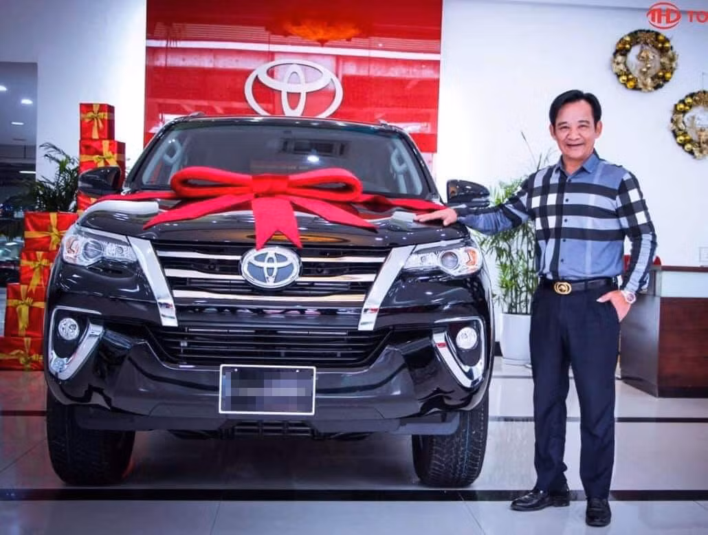 Năm 2018, nam diễn viên tậu xe SUV màu trắng có giá niêm yết gần 1 tỷ đồng. Chưa đầy 1 năm sau đó, vị "đại gia chân đất" lên đời bằng chiếc xe Fortuner mới thay cho chiếc cũ. Ảnh: Người đưa tin