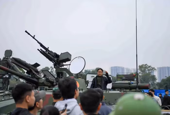 Không chỉ chiêm ngưỡng, người dân và khách tham quan còn được trực tiếp sử dụng thử một số thiết bị thuộc các quân chủng khác nhau, như bộ đàm, máy phát tín hiệu, xe tải quân sự... Trong đó, người dân còn có cơ hội trải nghiệm ngồi trên xe chiến đấu bộ binh XCB-01 do Việt Nam sản xuất.