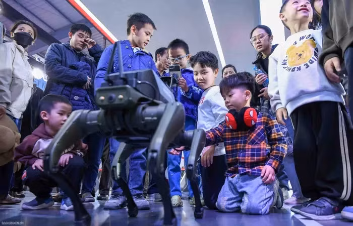 Chó robot tích hợp công nghệ AI tại Triển lãm thu hút khách tham quan, đặc biệt là các em nhỏ.