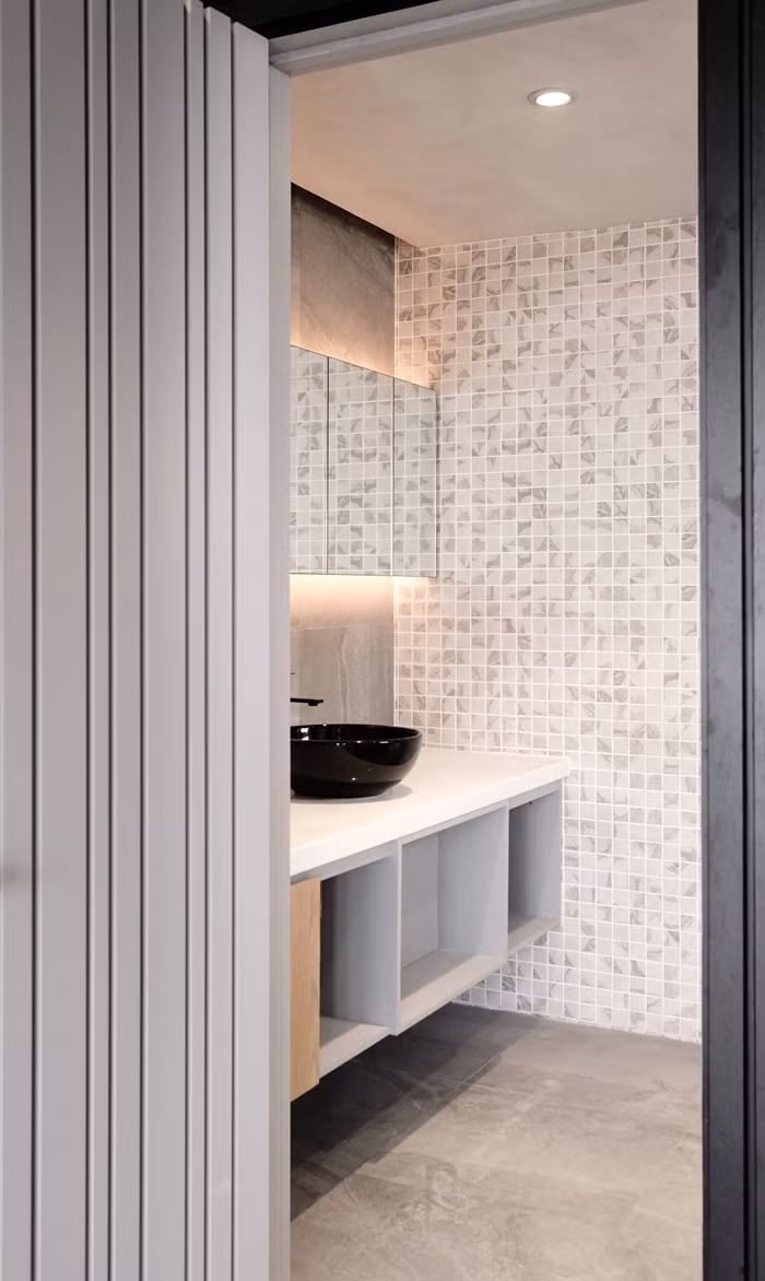 Phòng vệ sinh hiện đại như trong khách sạn cao cấp. Ảnh: Happynest