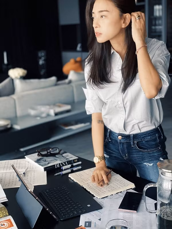 Bàn làm việc được Ngô Thanh Vân sắp xếp ở phía ngoài gần cửa sổ để đón nắng nhiều hơn. Ảnh: FBNV