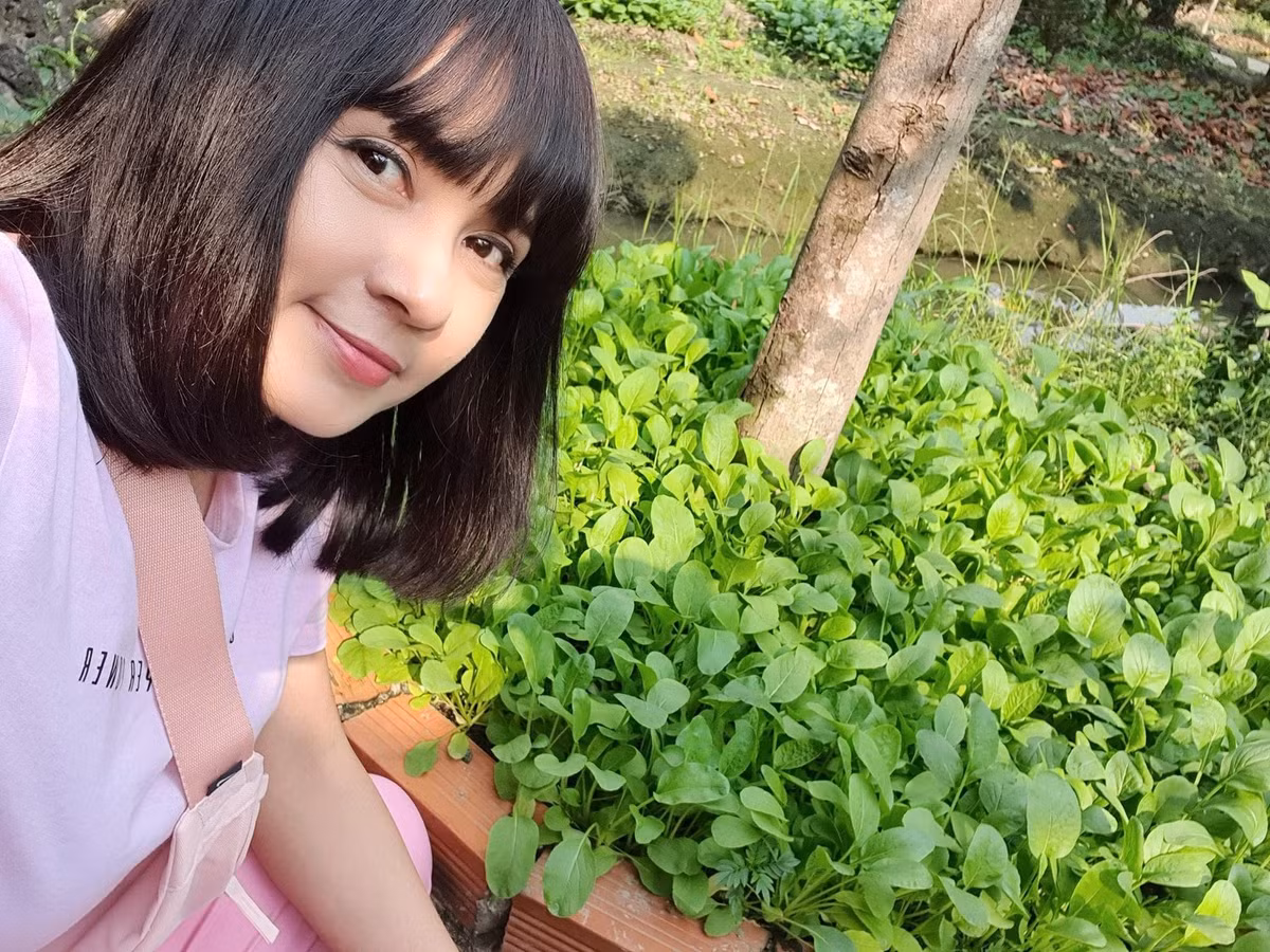 Ngoài cây ăn trái, "Người đẹp Tây Đô" còn trồng các loại rau như mồng tơi, mướp đắng, cải xanh. Ảnh: FB Trần Việt Trinh