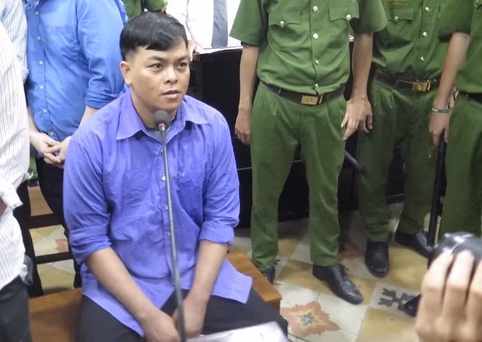 Tại cơ quan điều tra, Phúc XO khai nhận toàn bộ số vàng đeo trên người thực chất là vàng giả. Ảnh: Người lao động
