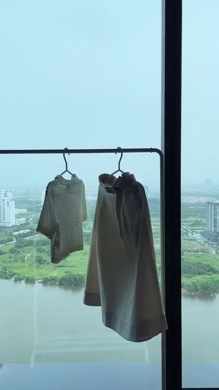Một góc khác nhìn ra sông từ trong nhà của vợ chồng Midu. Ảnh: FB Midu