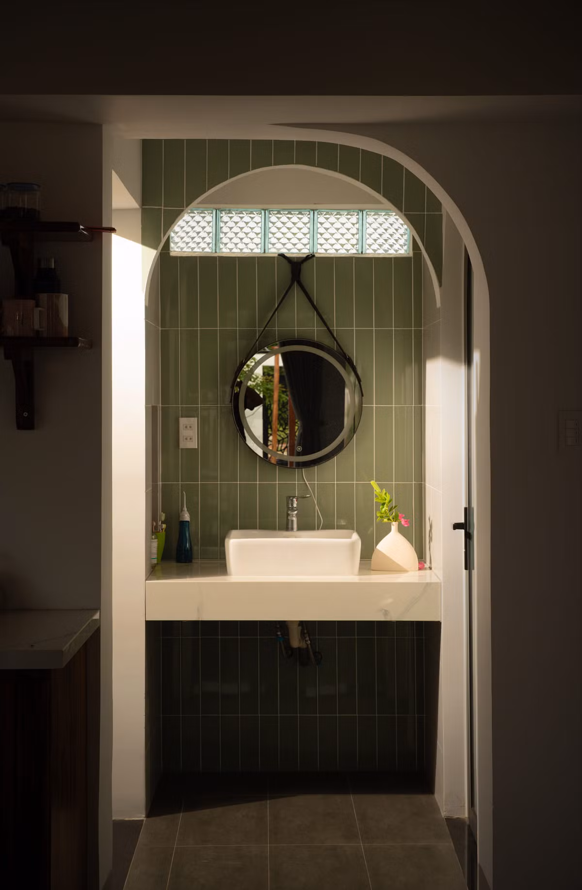Nhà vệ sinh nhỏ gọn và hiện đại. Ảnh: Greenconcept