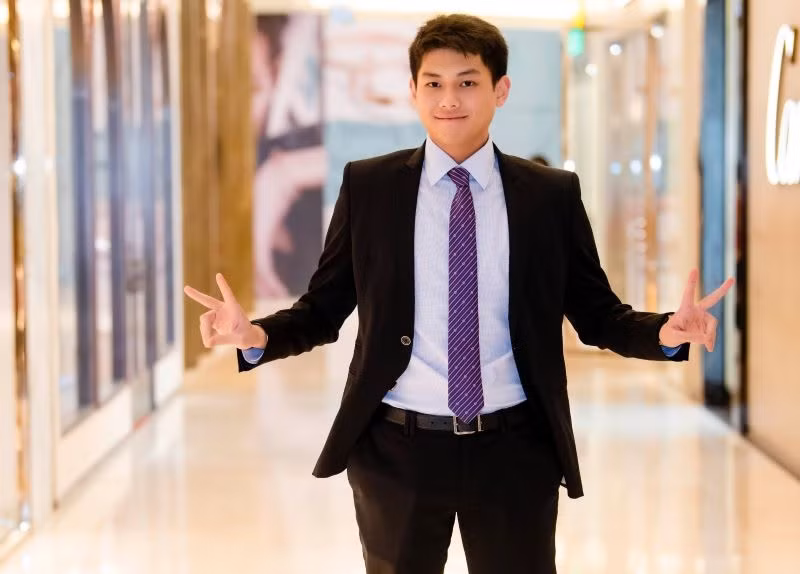 "Hoàng tử út" Hiếu Nguyễn của tỷ phú Johnathan Hạnh Nguyễn sinh năm 1999, tốt nghiệp ngành Quản trị kinh doanh tại London, Anh. Ảnh: Internet
