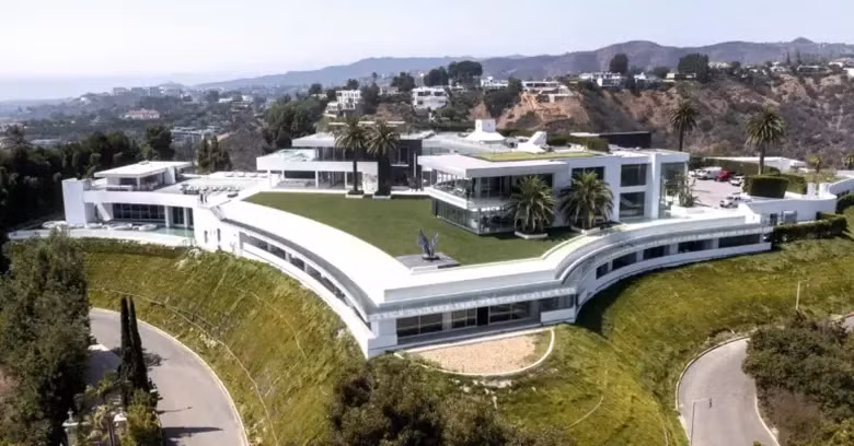 Nằm ở khu phố Bel-Air, “The One” là dinh thự đại diện cho sự xa hoa bậc nhất tại Los Angeles (Mỹ). The One được thiết kế để phục vụ nhu cầu giải trí, thư giãn, rạp chiếu phim... và có giá 126 triệu USD. Ảnh: Capitalexotic