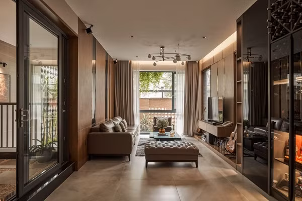 Thay vì bức tường gạch thô cứng, tường kính được sử dụng để ngăn chia giữa các phòng, vừa đảm bảo kết nối không gian vừa mang đến cảm giác thoáng đãng. Ảnh: Phú Đào Studio