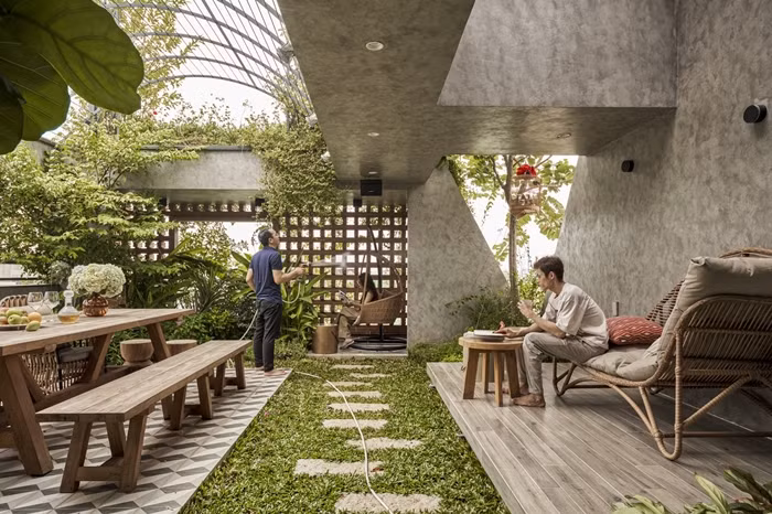 Khu vườn trên sân thượng xanh mát với tầm nhìn hướng thành phố. Ảnh: Phú Đào Studio