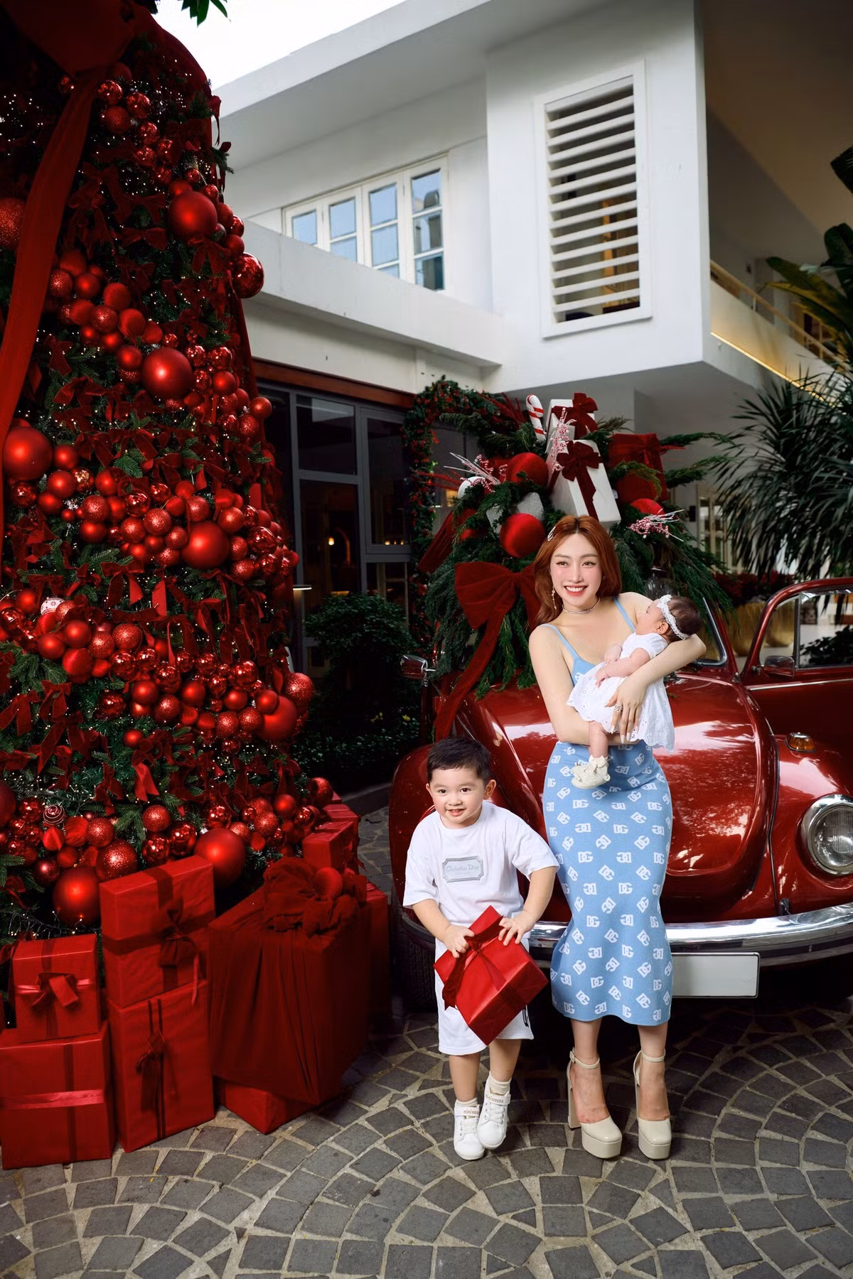 Bà xã Chi Bảo cho biết cần hơn 10 người thi công trong khoảng 5 ngày mới hoàn thành kịp để đón Giáng sinh. Ảnh: Người đưa tin