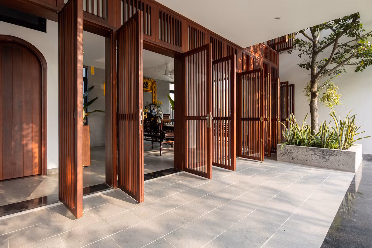 Với tinh thần thiết kế mang lại sự gần gũi và quen thuộc cho người cao tuổi, nhóm kiến trúc sư đã chọn hình dạng và ngôn ngữ của ngôi nhà theo hướng "ngôi nhà truyền thống phương Bắc", nhưng có nét hiện đại. Ảnh: Hoàng Lê