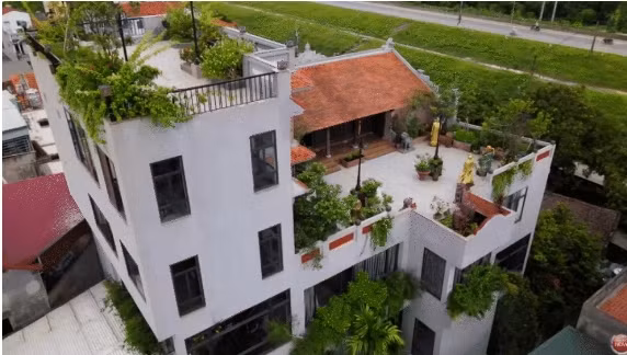 Với mong muốn giữ gìn truyền thống lâu đời của gia đình và tạo dựng được một công trình có sự giao thoa giữa hiện đại và truyền thống, anh Vũ và chị Liên đã quyết định di dời căn nhà cổ lên nóc của căn biệt thự 5 tầng. Ảnh chụp màn hình