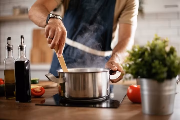 Ăn ở ngoài có thể tốn kém nên nhiều triệu phú chọn nấu ăn ở nhà. Tự chuẩn bị đồ ăn tại nhà lành mạnh hơn ăn ngoài lại tiết kiệm tiền đáng kể. Ảnh: Wipro Appliances
