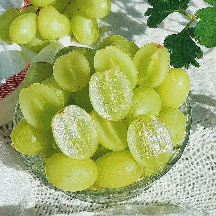 Trên một số trang Facebook, nho xanh Mỹ được rao bán chỉ khoảng 175.000 đồng/kg hay 700.000 đồng/thùng 8,5 - 9 kg. Ảnh: Facebook