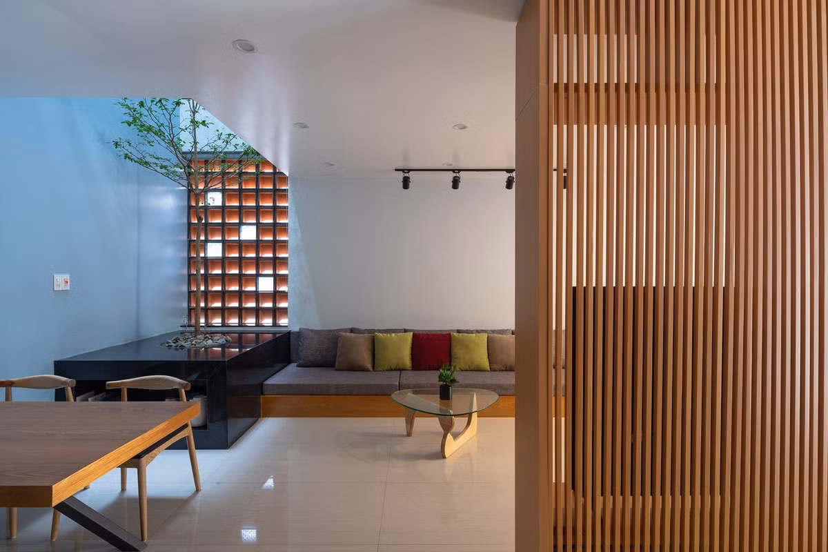 Với diện tích 6,5x11m, không quá lớn với một gia đình 3 thế hệ, kiến trúc sư cần bố trí phân chia không gian sao cho hợp lý, đầy đủ chức năng, gắn kết mọi người nhưng vẫn đảm bảo khoảng không riêng tư. Ảnh: Triệu Chiến