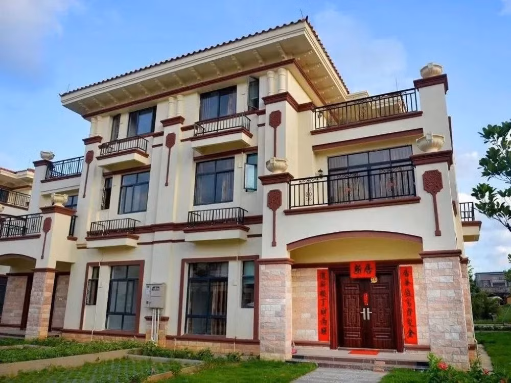 Khi Chen Sheng trở về làng, mọi người đưa ra các đòi hỏi. Vì vậy, ông không quay về làng nữa. Chính quyền địa phương phải họp người dân để thảo luận, phân chia các căn biệt thự. Ảnh: QQ