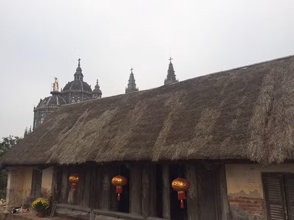 Trước khi được tu sửa, căn nhà làm bằng gỗ lim nguyên khối, được xây dựng từ năm 1940, mái lợp cói, gồm 3 gian theo lối nhà truyền thống Bắc Bộ. Ảnh: Vietnamnet