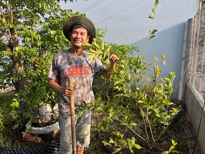 Diễn viên Tiết Cương tự tay cầm cuốc, vun trồng, chăm từng cây. Ảnh: FBNV