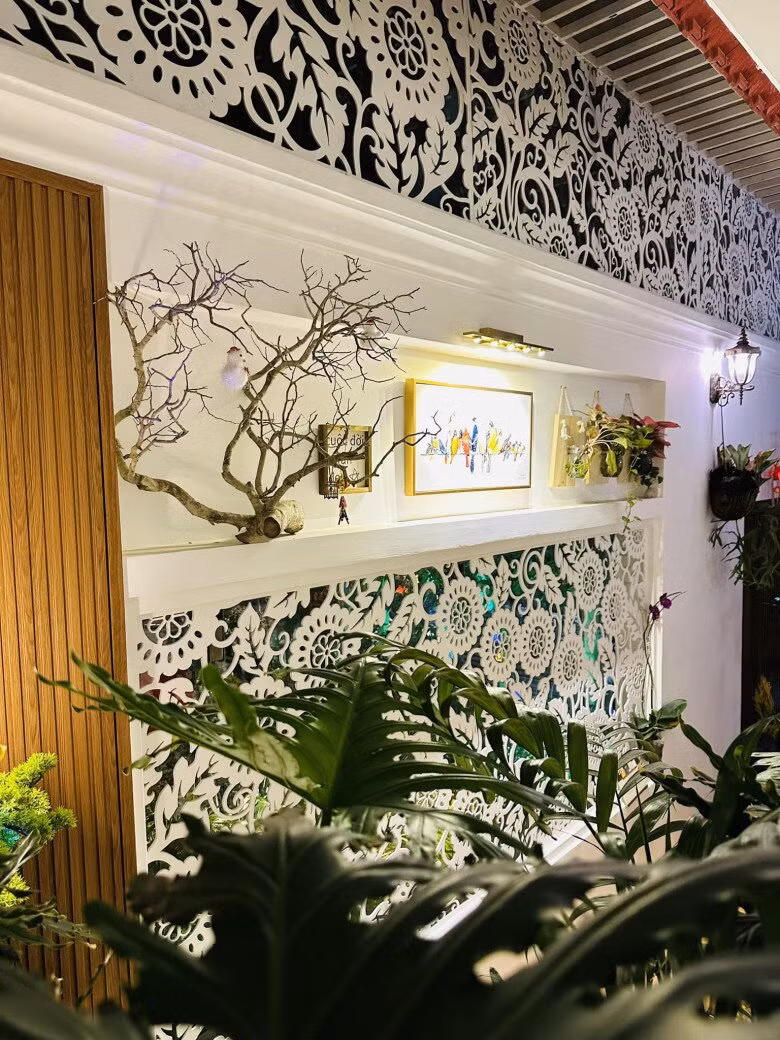 Bên trong nhà được trang trí với nhiều họa tiết hoa văn đục lỗ kết hợp cây cảnh. Ảnh: FBNV