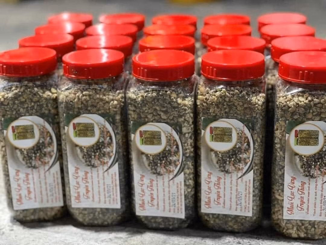 Muối vừng thường được chị Nga đóng thành hộp nhỏ 250g hoặc 500g. Nhiều khách đặt cả cân để biếu hoặc gửi cho bà con ở xa. Ảnh: Facebook
