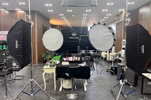 Bát nháo livestream trên Tiktok… bán mỹ phẩm, nước hoa “rởm” - Hình 2 Bat nhao livestream tren Tiktok… ban my pham, nuoc hoa “rom”-Hinh-2