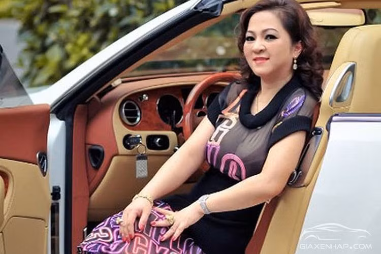 Bà Nguyễn Phương Hằng - vợ đại gia Dũng lò vôi từng nổi tiếng là một tay chơi xe thứ thiệt tại Việt Nam. Tháng 3/2022, Nguyễn Phương Hằng bị bị khởi tố, bắt tạm giam về tội "lợi dụng các quyền tự do dân chủ xâm phạm lợi ích của Nhà nước, quyền, lợi ích hợp pháp của tổ chức, cá nhân"... Ảnh: Heyoto