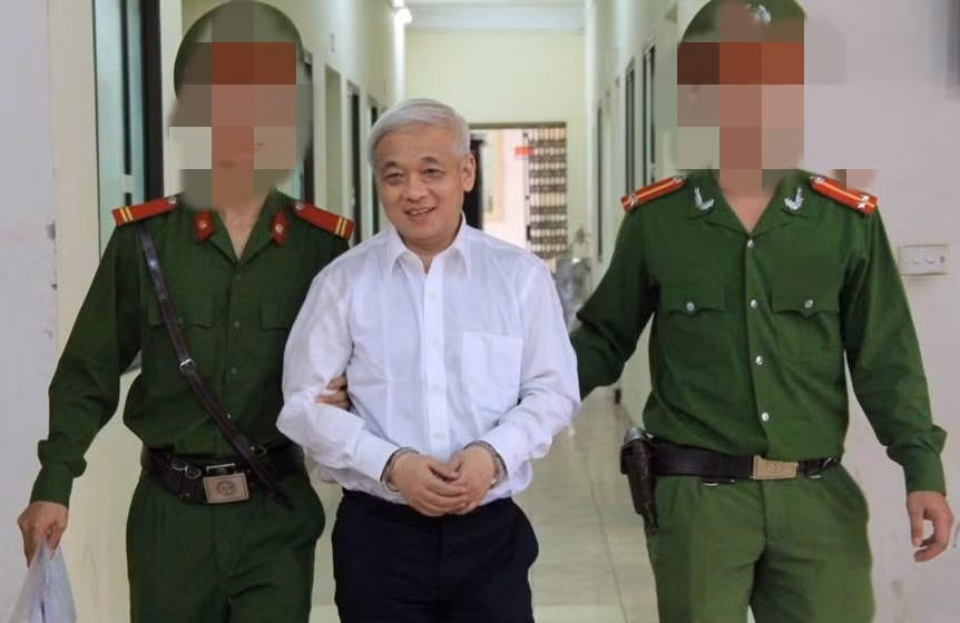 Một thời gian ngắn sau đó, bầu Kiên bị khởi tố về 4 tội danh Lừa đảo chiếm đoạt tài sản, Cố ý làm trái quy định của nhà nước về quản lý kinh tế gây hậu quả nghiêm trọng, Trốn thuế và Kinh doanh trái phép. Năm 2014, bầu Kiên bị tuyên phạt 30 năm tù. Ảnh: Báo giao thông