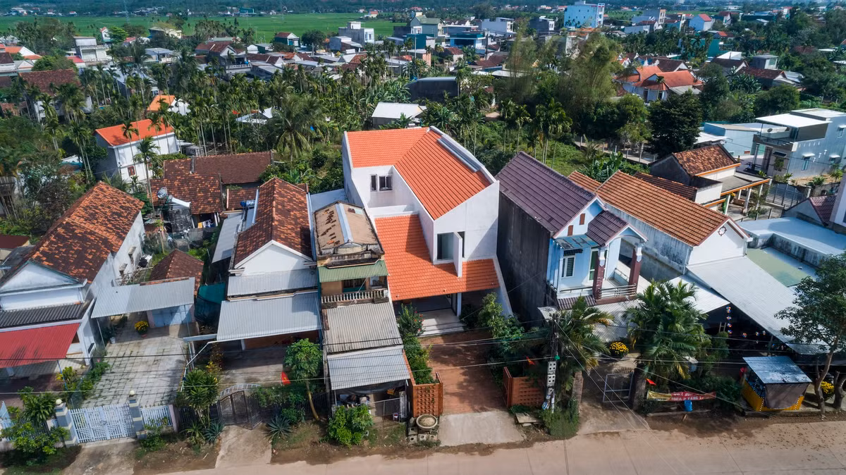 Tọa lạc tại xã Đức Chánh, huyện Mộ Đức, tỉnh Quảng Ngãi, ngôi nhà gây ấn tượng bởi thiết kế độc đáo, kết hợp giữa không gian kiến trúc đương đại với mái ngói đỏ tươi mang đậm kiến trúc truyền thống của người Việt. Ảnh: Hiroyuki Oki