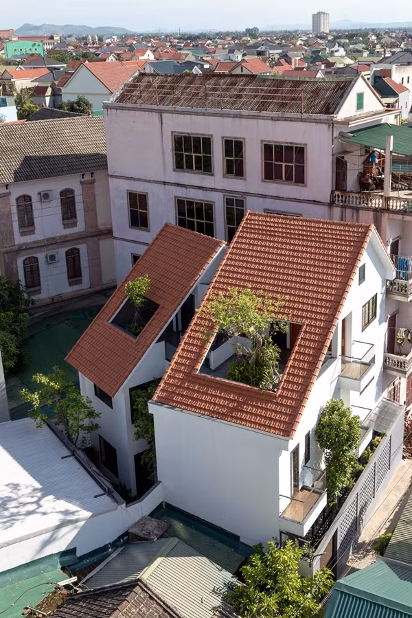 Mái ngói đỏ mang đến cảm giác thân thuộc, nổi bật giữa “rừng” mái tôn. Ảnh: Triệu Chiến