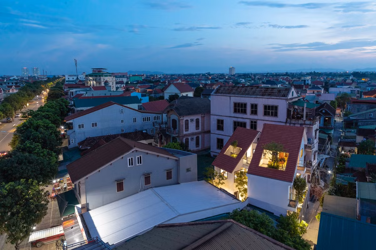 Cấu trúc này không chỉ giải quyết nhược điểm thế đất méo mà còn mang lại giá trị thẩm mỹ độc đáo cho căn nhà cũng như cảnh quan xung quanh. Ảnh: Triệu Chiến