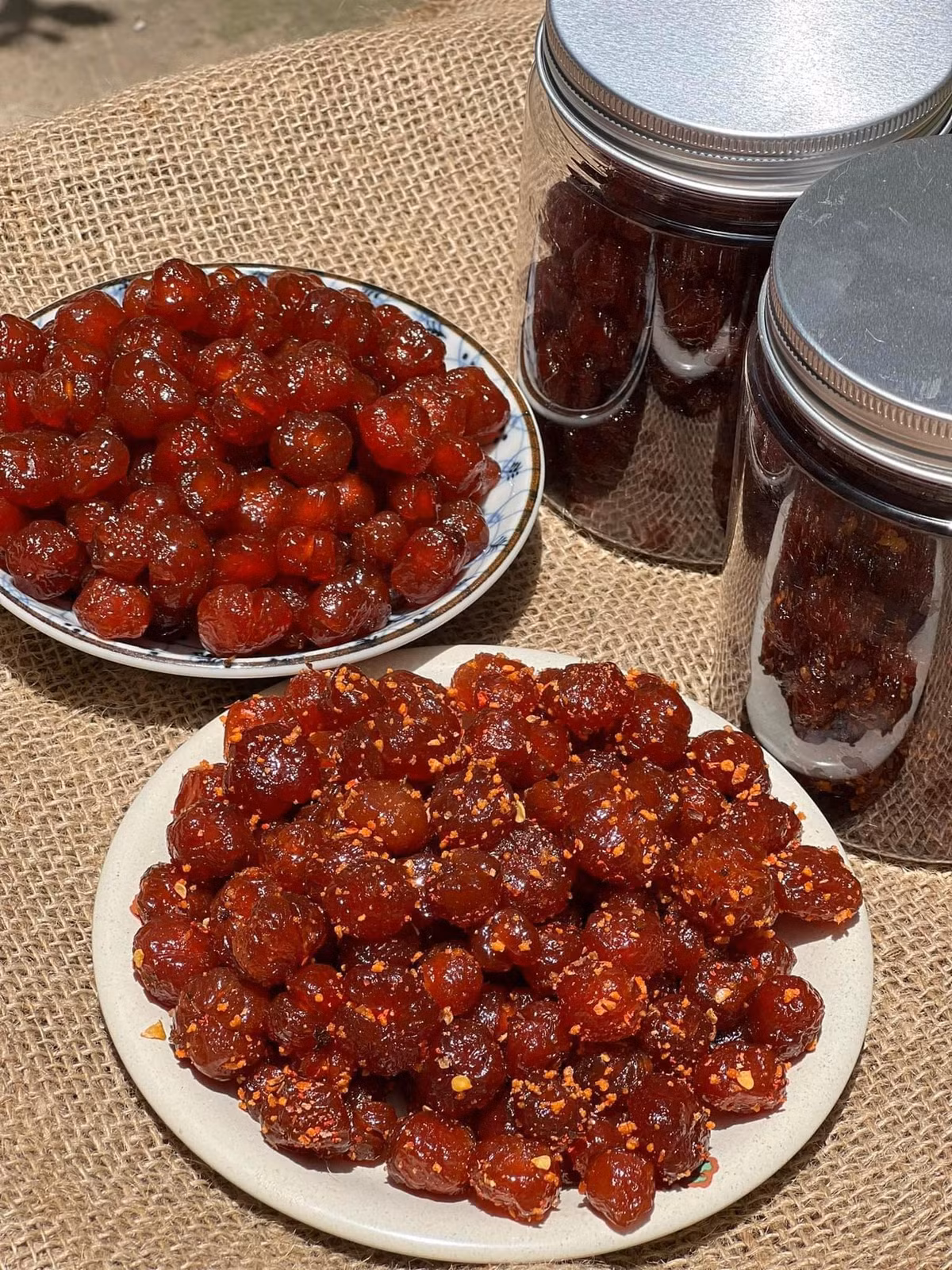 Mứt chùm ruột đóng thành hộp sang chảnh, phù hợp để làm quà tặng gần xa cho bạn bè, người thân. Ảnh: Facebook