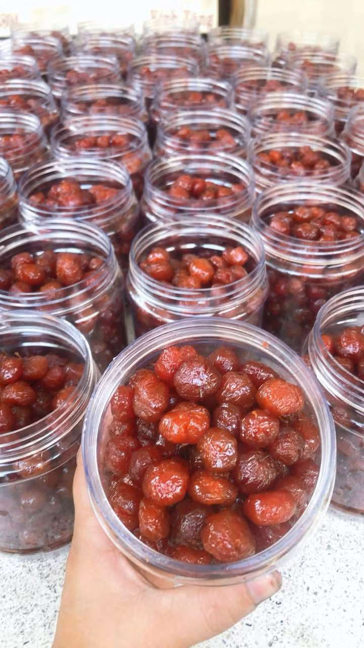 Ngoài bán theo cân, các tiểu thương còn đóng mứt chùm ruột thành các hũ 500g, giá từ 75.000 - 90.000 đồng/hũ. Ảnh: Facebook