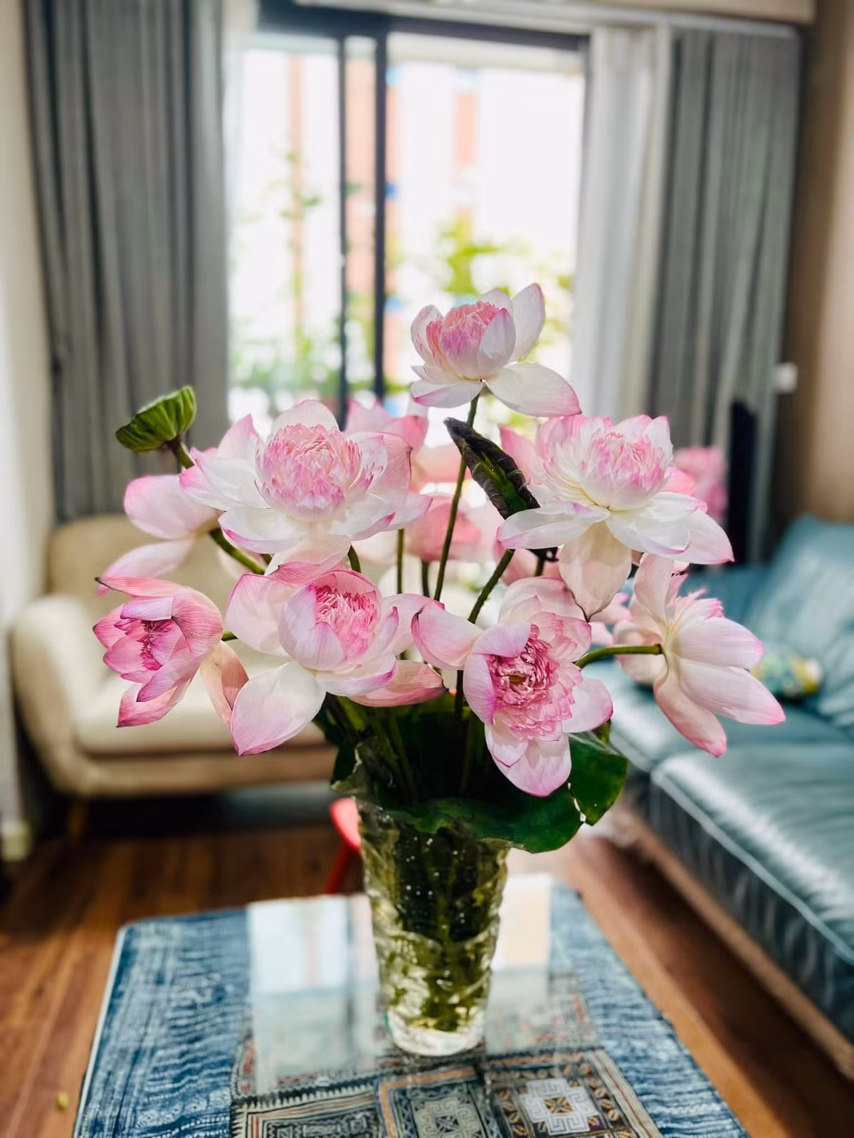 Nữ MC thường xuyên cắm hoa cho căn nhà thêm sinh động. Bình sen sau 3 ngày vẫn tươi hồng, cánh căng mọng. Ảnh: FB Dang Diem Quynh