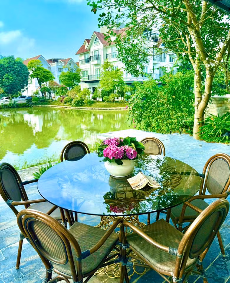 Mới đây trên trang cá nhân, Lã Thanh Huyền chia sẻ hình ảnh khu vườn trong biệt thự triệu đô với cỏ cây hoa lá khiến khán giả xuýt xoa. Ảnh: FB Lã Thanh Huyền