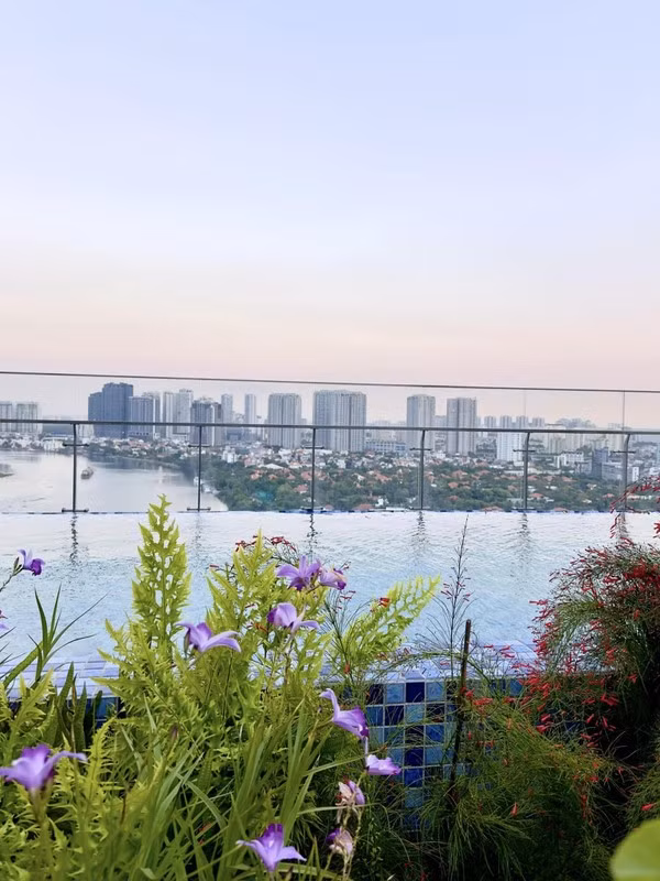Đặc biệt, penthouse của diva Hồng Nhung có bể bơi vô cực và khu vườn rộng với đủ loài hoa, cây lá tạo nên khung cảnh thiên nhiên đẹp mắt. Ảnh: FBNV