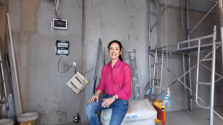 Hồi đầu tháng 10/2024, Hồng Nhung cũng hé lộ phần nào về căn nhà đang xây dựng. Nữ ca sĩ cho biết tự tay chọn và thử màu sơn cho tổ ấm mới. Ảnh: FBNV