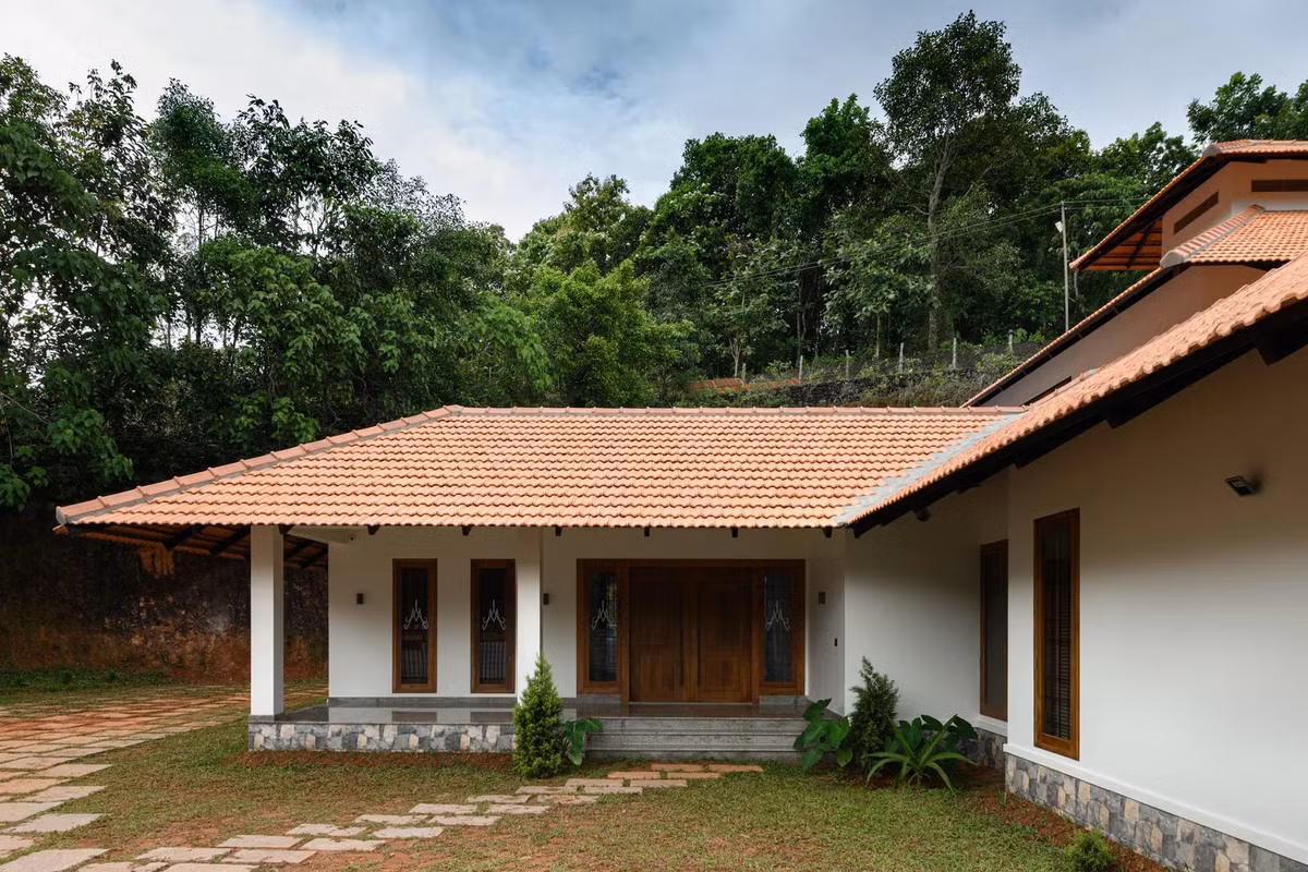 Căn nhà xây trên khu đất có diện tích khoảng 1335m2, trong đó, diện tích xây dựng khoảng 353m2, còn lại là khu vườn và sân chơi. Ảnh: Architecturaldigest