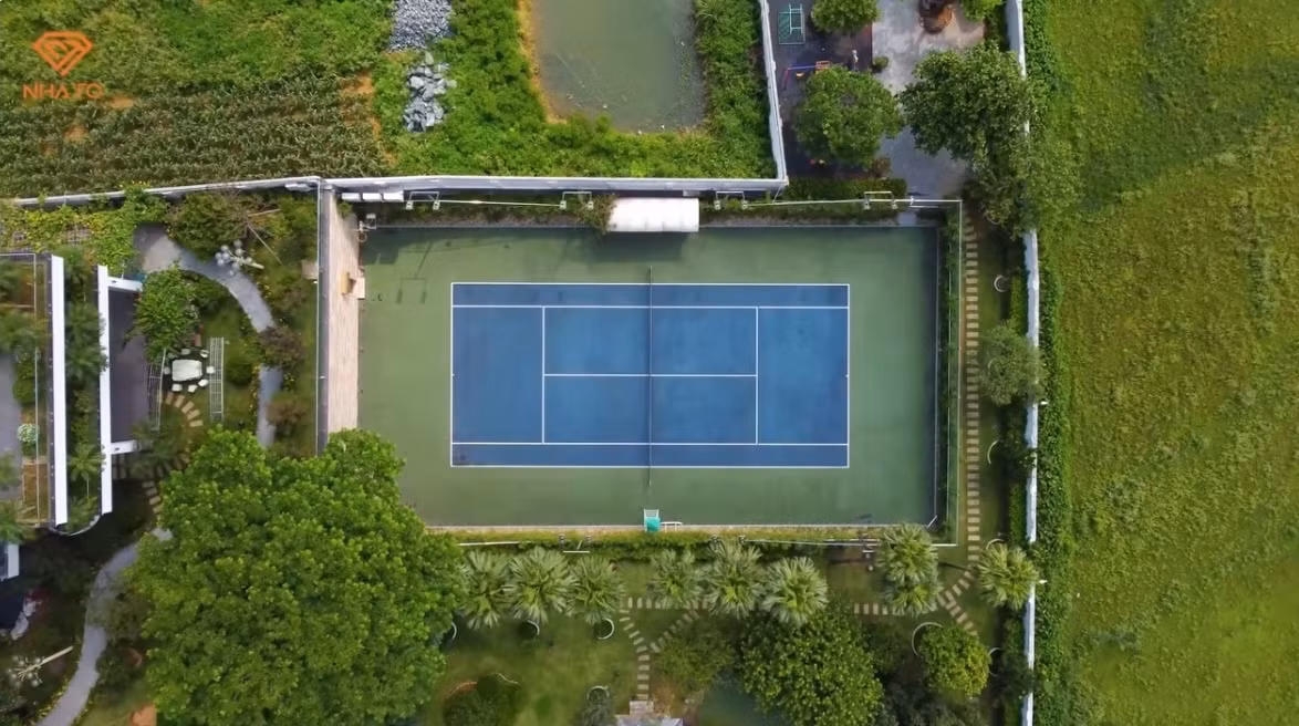 Bên cạnh hồ bơi, biệt thự còn có khu tập thể thao, sân golf mini và sân tennis, đáp ứng nhu cầu giải trí và rèn luyện của gia chủ. Ảnh chụp màn hình NhaTo