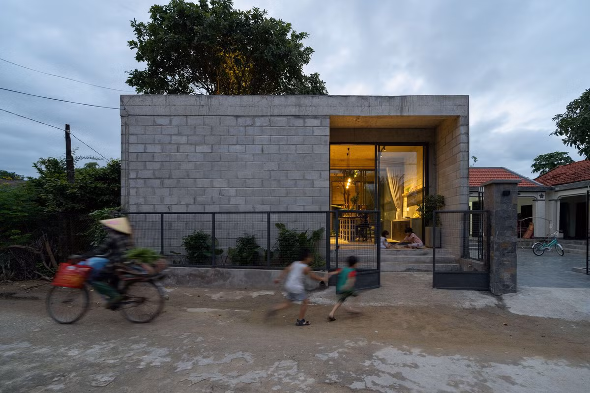 Tọa lạc trong khung cảnh yên bình tại Quảng Ngãi, ngôi nhà là ví dụ điển hình cho kiến trúc bền vững và sự tôn trọng sâu sắc đối với môi trường tự nhiên. Ảnh: Quang Trần