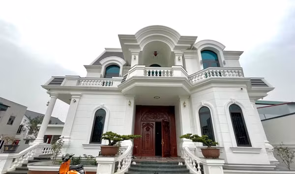 Sau nhiều năm thi đấu chuyên nghiệp và kinh doanh thời trang, Văn Toàn sở hữu khối tài sản đáng nể. Nam cầu thủ đã xây tặng ba mẹ căn biệt thự đồ sộ tại quê nhà Hải Dương. Ảnh: Baohaiduong