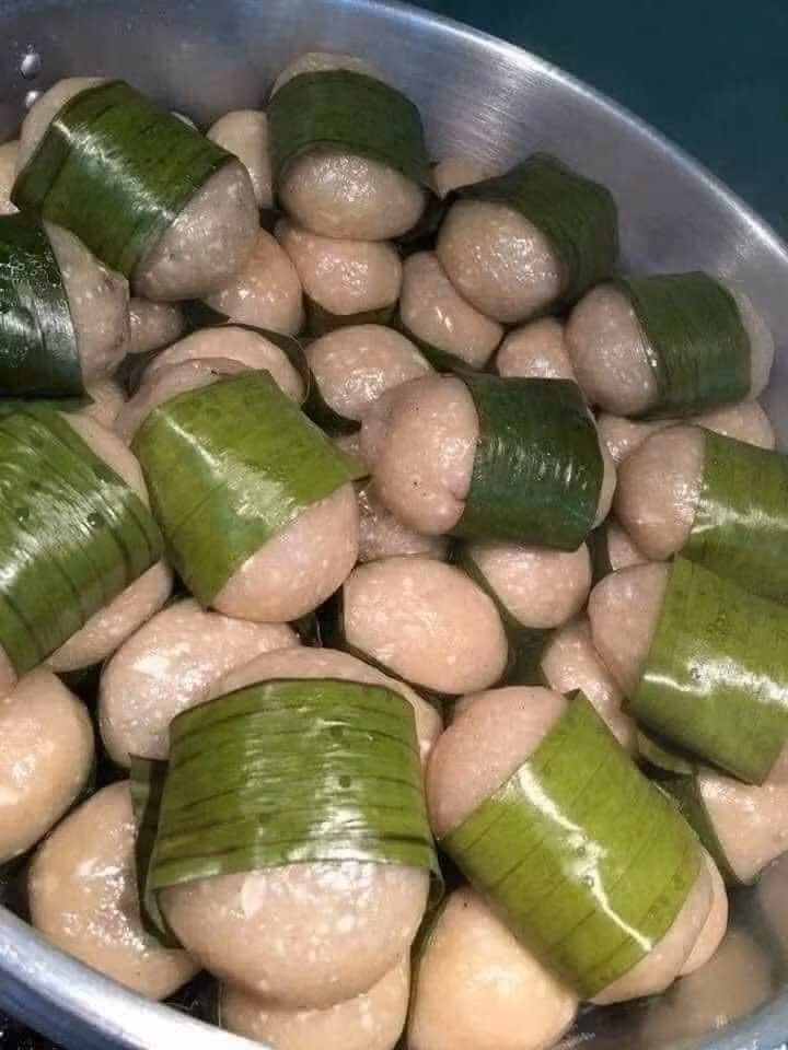 Theo người bán, bánh sống có thể để đc cả tháng, khi ăn chỉ cần cho lên nồi hấp. Ảnh: Facebook