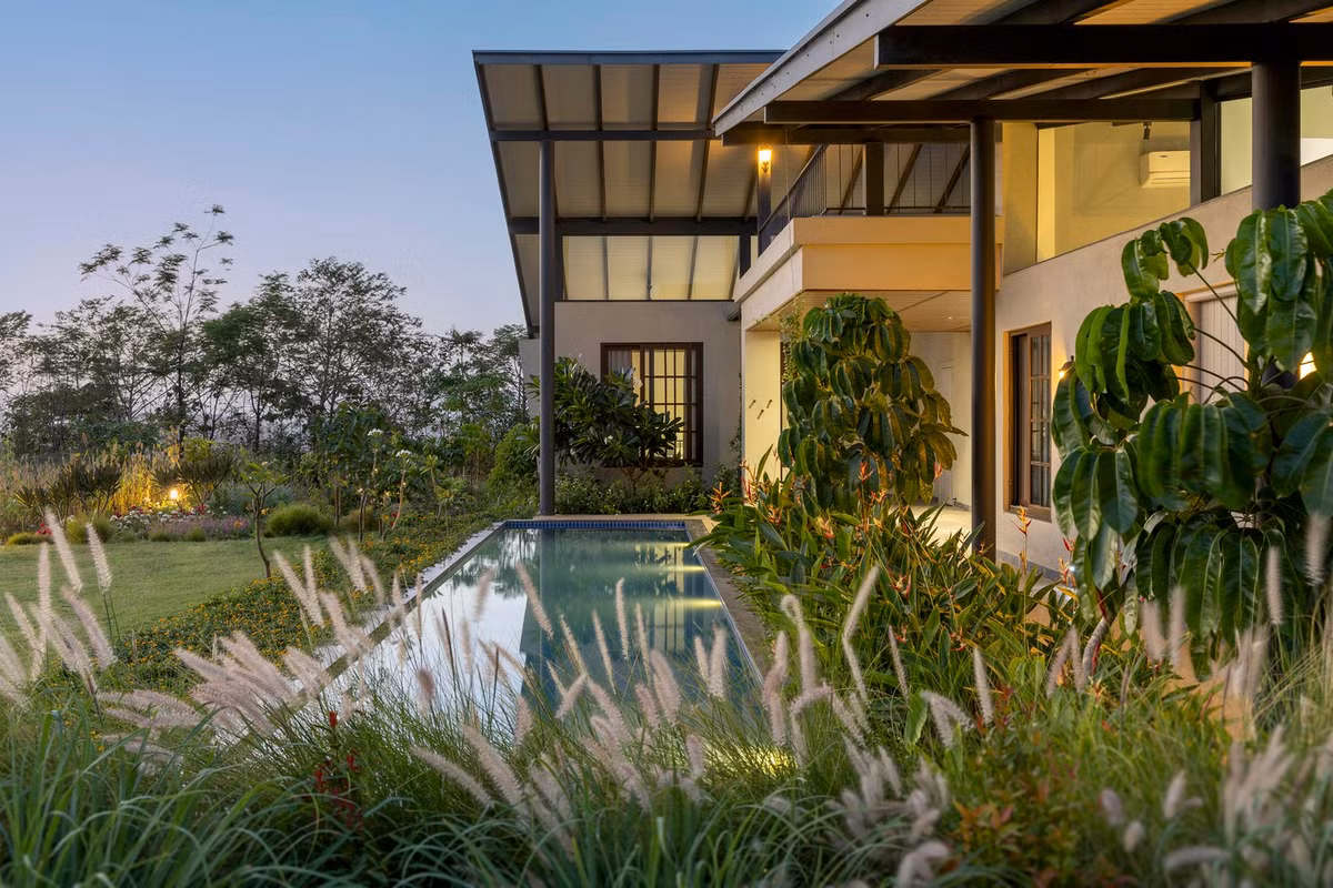 Hồ nước và cây xanh xung quanh mang đến bầu không khí mát mẻ. Ảnh: Archdaily