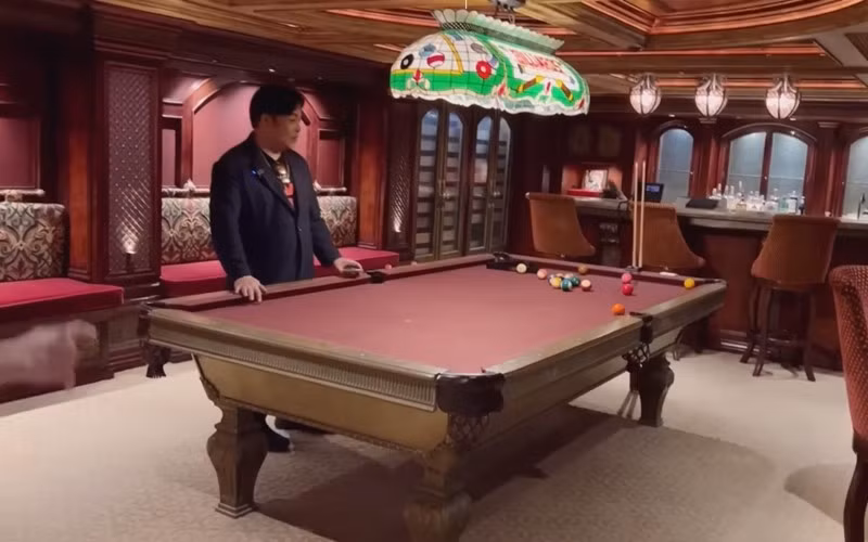 Phòng giải trí có bàn bi-a, có phòng coi bóng đá âm thanh 5 chiều, giống như một quán bar. Ảnh chụp màn hình.