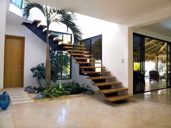 Mục đích của thiết kế giếng trời là lấy sáng. Vì vậy, tại khu vực này, ánh nắng tự nhiên tác động trực tiếp vào bên trong. Nếu phía dưới là cầu thang gỗ hoặc sàn gỗ thì sẽ bị hư hại không nhỏ. Ảnh: Taiphuco